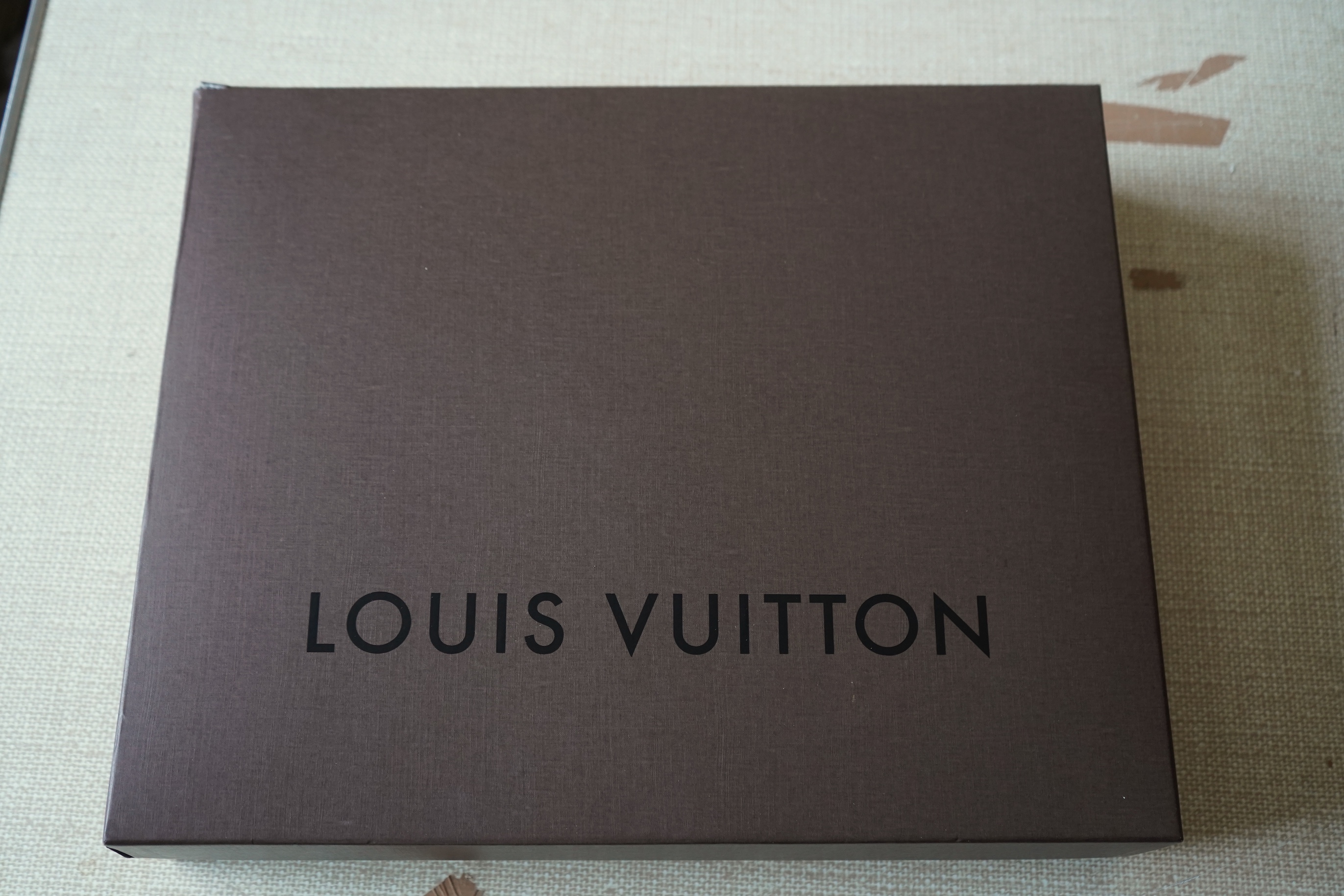 A Louis Vuitton handbag made from Damier Azur canvas with natural cowhide trim